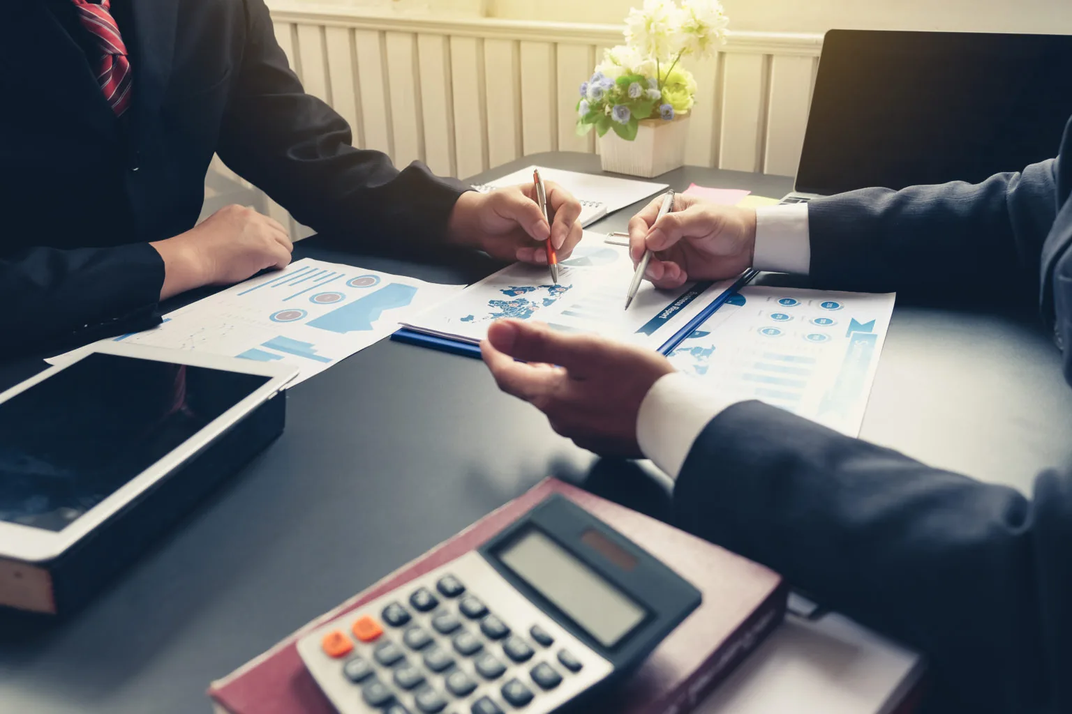 Inversores creando un plan financiero para sus inversiones